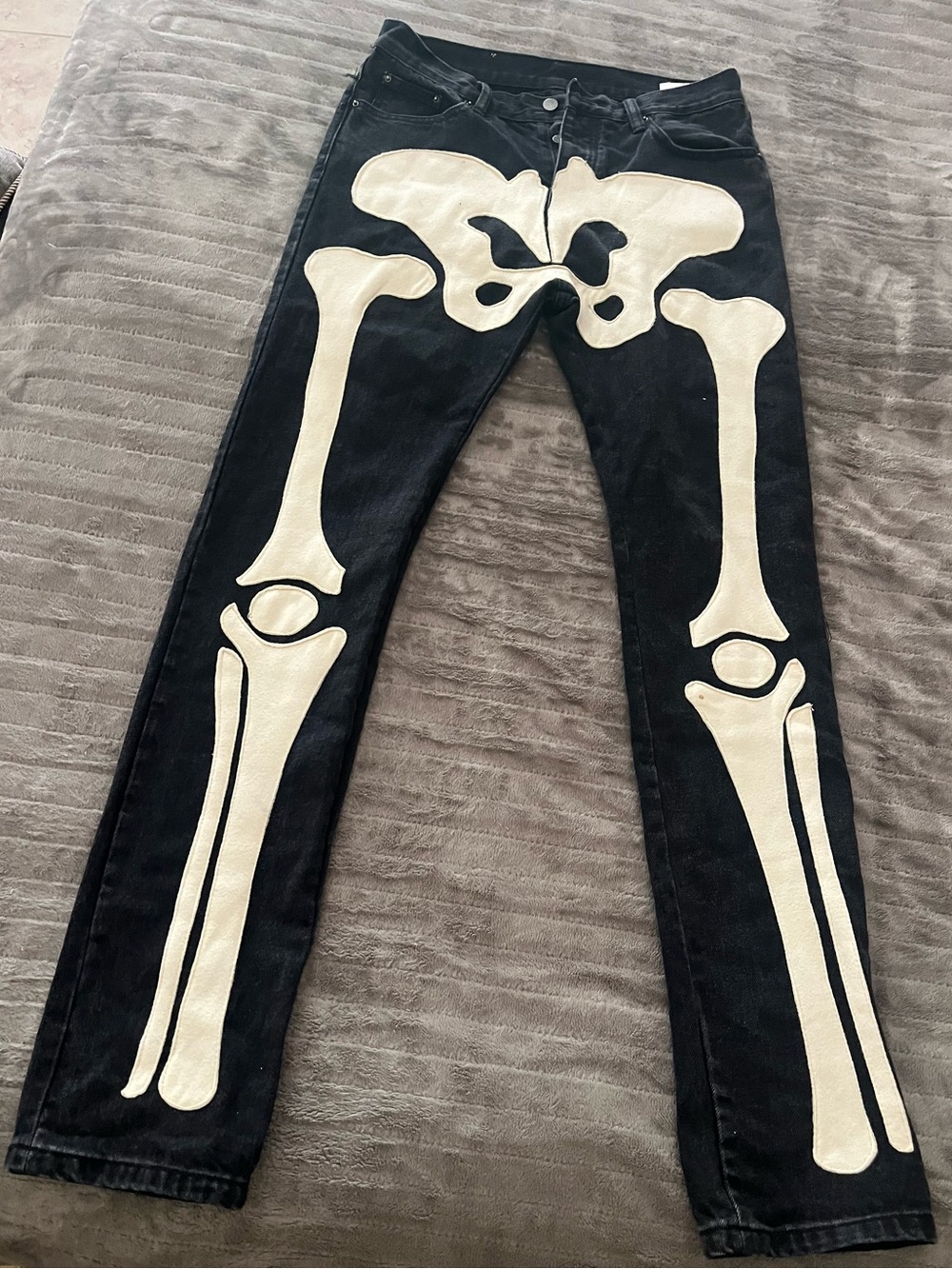 88.MNML Black Jeans with White Bone Appliqué  homens 33x34  has a few spot stain